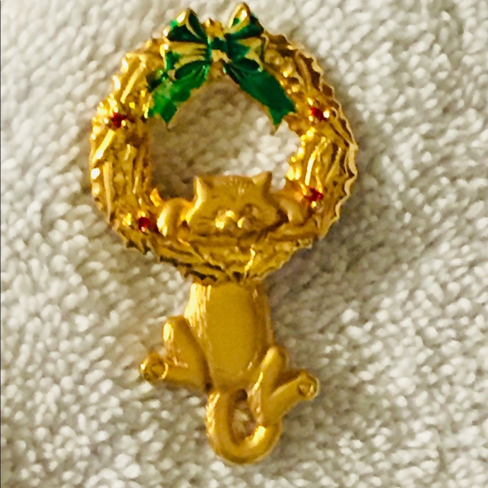 Hanging cat on wreath brooch